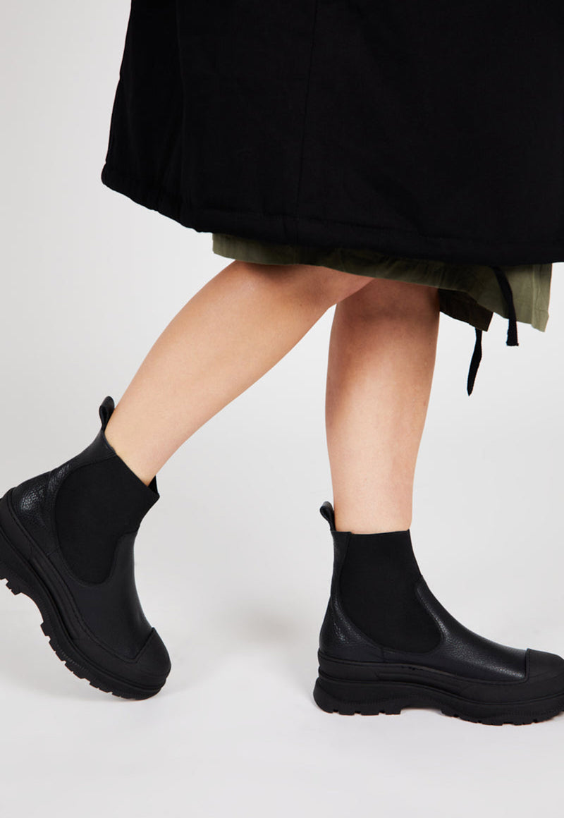 Court Lug Sole Platform Boot Black